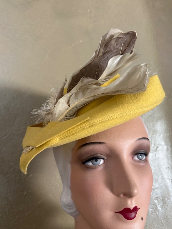 DAZZLING 1940s\' YELLOW FELT FEDORA - UPTURNED 2 PIECE BRIM+ IVORY/BROWN FEATHERS main image 10